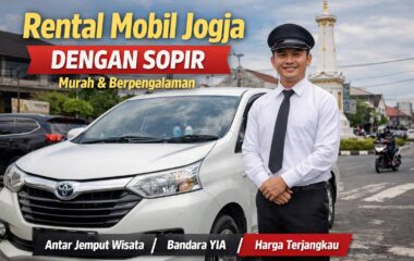 Driver rental mobil Jogja berdiri di samping mobil putih dengan latar Tugu Jogja, menawarkan layanan sewa mobil dengan sopir murah dan berpengalaman.