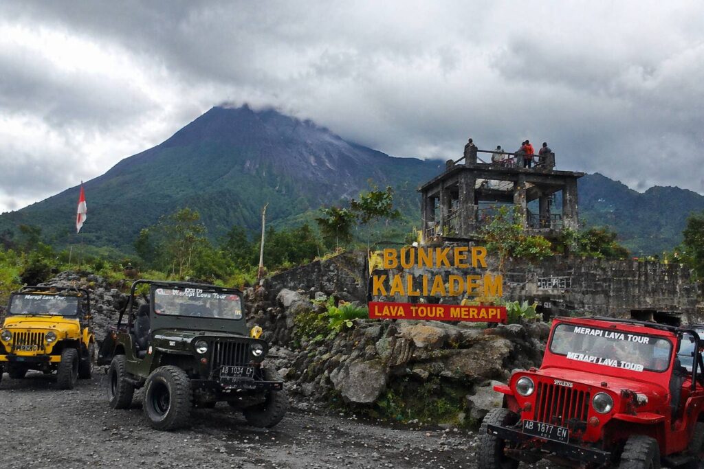 Lava Tour Merapi Jogja jeep wisata di Bunker Kaliadem dengan latar Gunung Merapi
