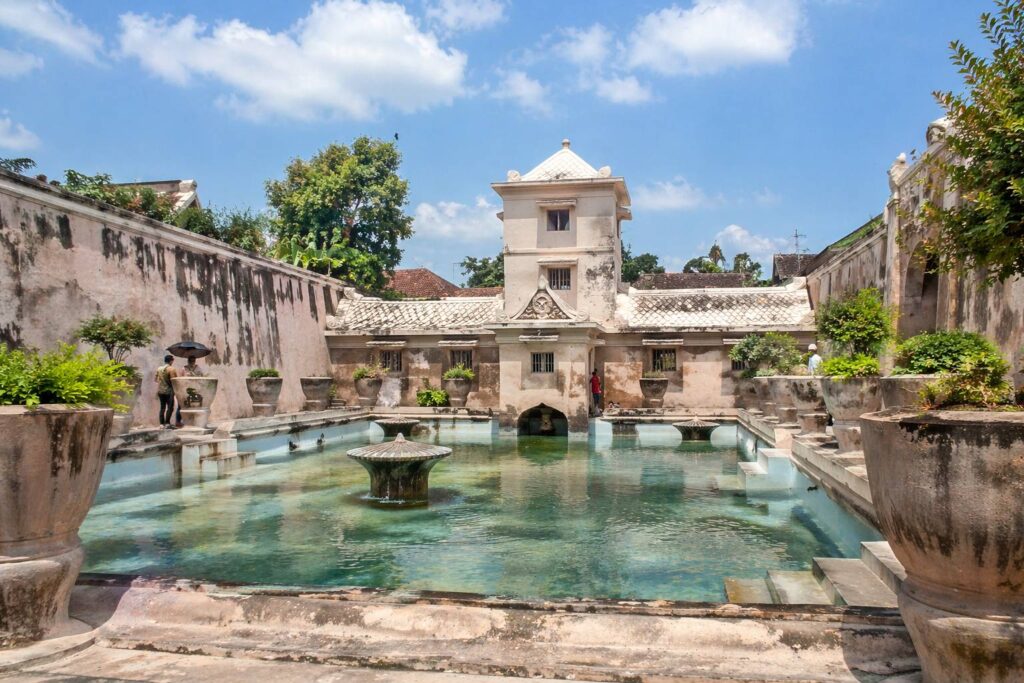 Taman Sari Jogja kolam pemandian bersejarah wisata Yogyakarta dengan arsitektur klasik